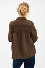 Load image into Gallery viewer, Blússa Cassandra Brún