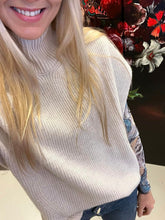 Load image into Gallery viewer, Vesti