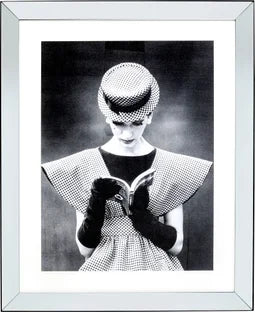 Innrömmuð mynd reading beauty 85x105 cm